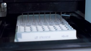 Laboratuvar makinesi cam tüpleri sıvı ile dolduruyor