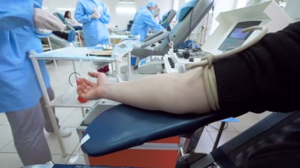 O médico está preparando a mão dos pacientes para a doação de sangue — Vídeo de Stock