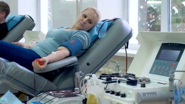 Una mujer en proceso de transfusión de sangre — Vídeos de Stock