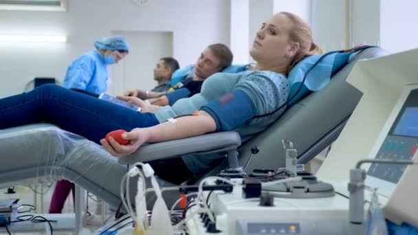 Больничное отделение с людьми в процессе сдачи крови — стоковое видео