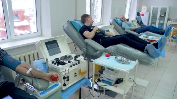 Sala de hospital con personas durante el proceso de separación por plasma — Vídeos de Stock