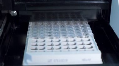 Sıvı bir laboratuar makinesi tarafından test tüplerinden emilir.