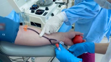 Doktorlar hastaların kan almak için yardımcı oluyor