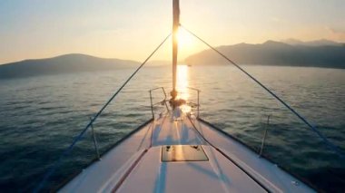 Bir yat hızlı hareketle göl boyunca yelken