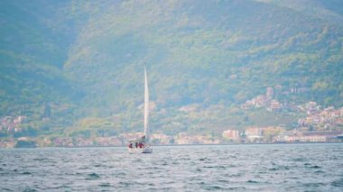 Içinde yat olan doğal su manzarası