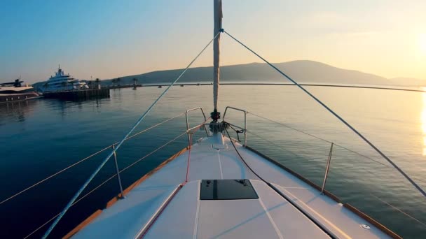 Vue à la première personne depuis un yacht se déplaçant vers le soleil — Video