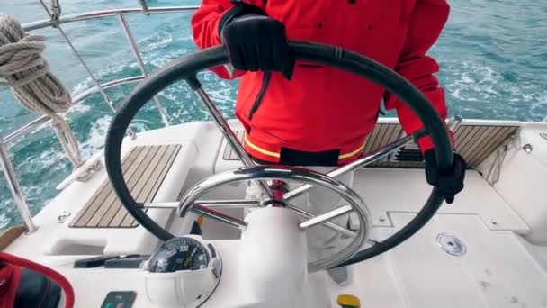 Tekneler direksiyon profesyonel tarafından gezinilmektedir — Stok video