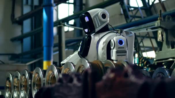 Un cyborg lavora con i dettagli, utilizzando un cacciavite elettrico . — Video Stock