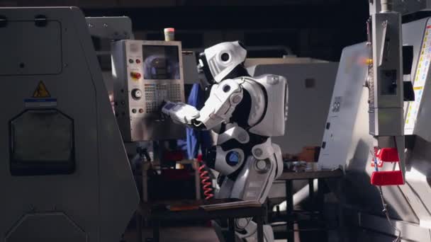 Droid trabaja con la máquina industrial, pulsando botones . — Vídeo de stock