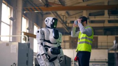 Bir mühendis bir fabrikada bir droid kontrol etmek için Vr ekipmanları kullanır.