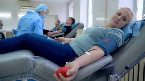 Una mujer en proceso de donación de sangre — Vídeo de stock