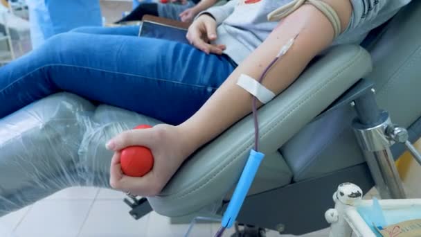 Woman is donating blood in a hospital unit — Stock Video