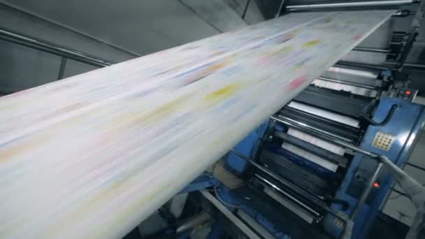 Rollende krant op een typografische transportband, geautomatiseerde productie. — Stockvideo