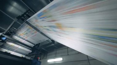 Basılı gazete haddeleme konveyör, baskı ofis ekipmanları gidiyor.
