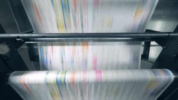 Impresso jornal rolando em um transportador, trabalhos de equipamentos tipográficos . — Vídeo de Stock