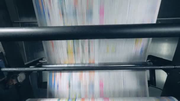 Κυλιόμενη μηχανή μετακινεί εφημερίδα, αυτόματη παραγωγή. — Αρχείο Βίντεο