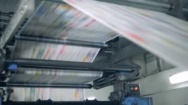 Laminage de journaux sur un convoyeur typographique, production automatique . — Video