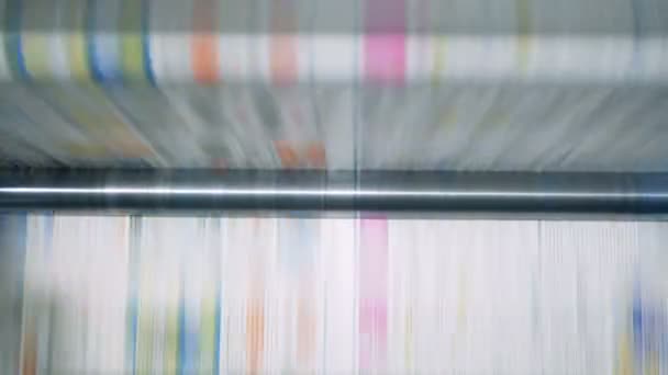 Przenośnik rolkowy w pracy w biurze druku, papier drukowany. — Wideo stockowe