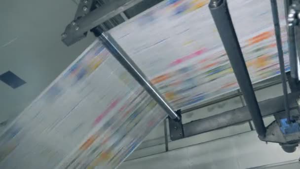 Процесс печати газет в типографическом цехе . — стоковое видео