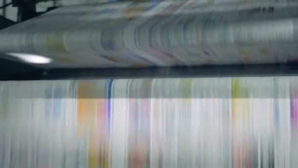 인쇄소에서 인쇄된 신문으로 작업하는 롤링 컨베이어. — 비디오