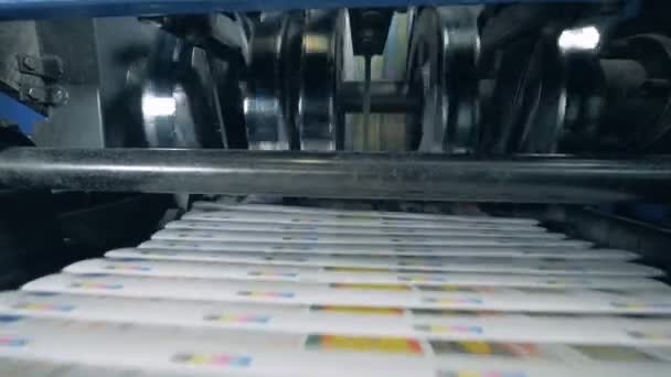 Print Office machines bewegende krant op geautomatiseerde lijn. — Stockvideo