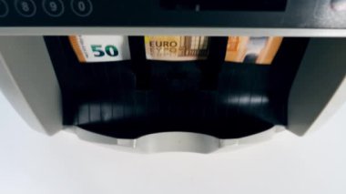 Sayma makinesinin içindeki euro banknotlarının üst görünümü