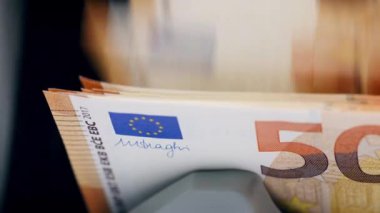 Elli avroluk banknotlar otomatik olarak sayıluyor