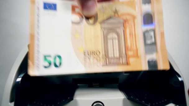 Los billetes en euros se calculan aromáticamente — Vídeo de stock