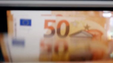 Elli avroluk banknotlar sayılarak işleniyor
