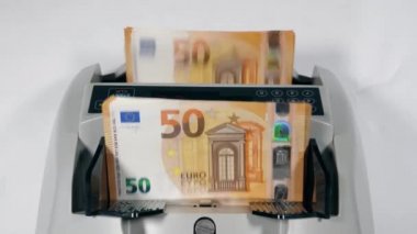Euro ile para hesaplama makinesinin üst görünümü