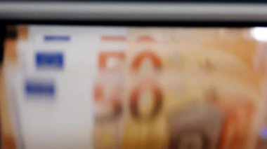 Yığılmış euro banknotlar hesaplanıyor