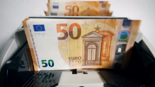 Flujo de billetes en euros que atraviesan el dispositivo de conteo — Vídeos de Stock