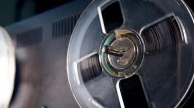 Bantlı bobin, makara kaydedicide döner.