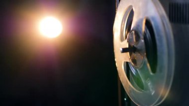 Makara oynatıcıda teyp dönen düz bobinler.