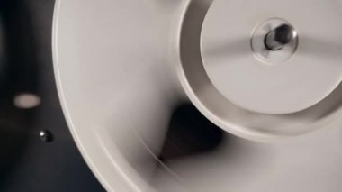 Bir oyuncu kaydı sırasında beyaz bir bobin hızlı döner.