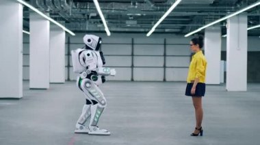 Uzun cyborg bir bayan geliyor ve eline dokunuyor