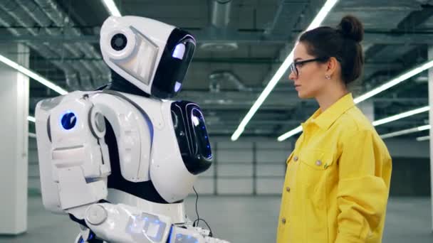 Una ragazza e un cyborg si toccano le mani — Video Stock