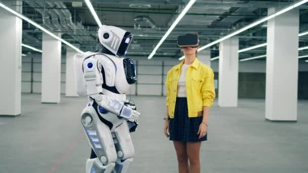 Робот трогает руку женщины в VR-очках — стоковое видео