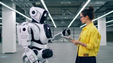 Bir bayan tabletli bir cyborg işletiyor.