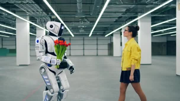 Mensachtige Cyborg geeft tulpen aan een vrouw — Stockvideo