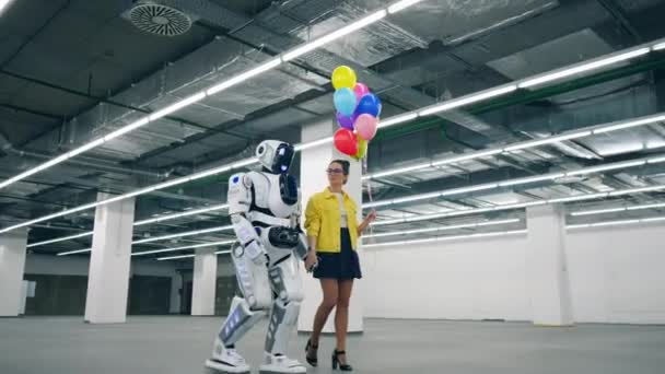여자와 로봇이 함께 걷는 넓은 홀 — 비디오