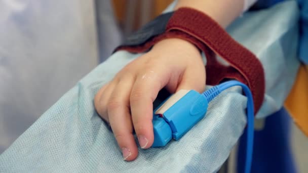 Patient avec un compteur de pouls sur un pouce à l'hôpital . — Video