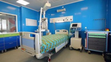 Tıbbi malzeme ile modern hastane odası.