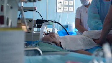 Doktorlar hastanede bir çocuk hasta üzerinde bir ameliyat yapmak.