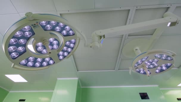 Medical room with surgical lights on. — Stock Video