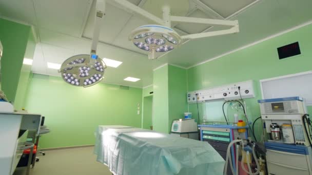 Moderní chirurgický sál s pracovními stroji. — Stock video