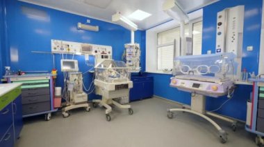 Bir hastanede kuvözler ve tıbbi makineler ile modern kreş.