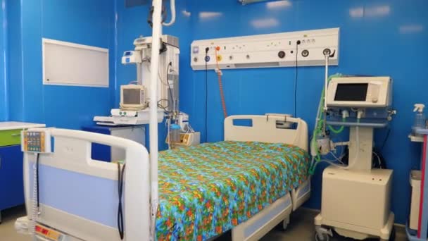 Equipped ward with machines and bed at a hospital. — Stock Video