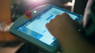 Robotik mekanizma bir tablet üzerinden kontrol ediliyor. 4k