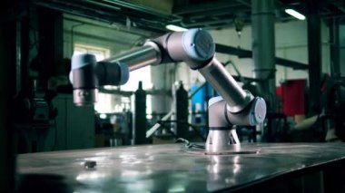 Endüstriyel robot masaya takılırken hareket ediyor